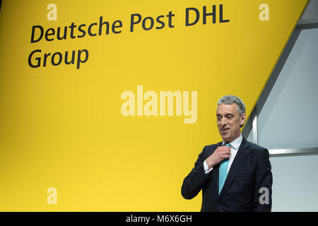 07 März 2018, Deutschland, Bonn: Dr. Frank Appel, Vorstandsvorsitzender der Deutschen Post DHL, Deutsche Post und internationale Kurier Service Unternehmen, kommt Tanne Jahresbilanz drücken Sie die Konferenz. Die Deutsche Börse börsennotierte Unternehmen ist der Bekanntgabe der Geschäftsergebnisse 2017 und Aussichten für 2018. Foto: Federico Gambarini/dpa Stockfoto