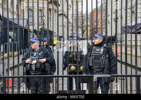 London, Großbritannien - 7. März, 2018: die Polizei außerhalb der Downing Street in London, Großbritannien, Saudi-arabischen Kronprinzen Mohammed Bin Salman Besuche im Vereinigten Königreich, in der Kulisse von Großbritannien und Saudi-Arabien Rollen im Jemen Konflikt, der behauptet hat schätzungsweise 10.000 Menschenleben. Die leistungsstarke Erbin der saudischen Thron werden sich für Gespräche mit Premierminister Theresa May, Außenminister Boris Johnson und der königlichen Familie. Beide Länder streben langjährige Verteidigung Riegel in eine weitreichende Partnerschaft zu erweitern. Credit: Alexandre Rotenberg/Alamy leben Nachrichten Stockfoto