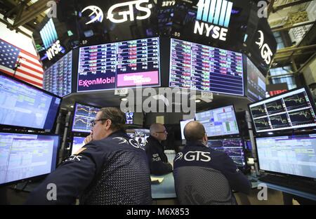 Peking, USA. 6 Feb, 2018. Händler an der New York Stock Exchange in New York, USA, in der Datei Foto auf Februar 6, 2018. Mit den Vereinigten Staaten zurückziehen zu der Festung von Protektionismus und Nationalismus, Bedenken zu einem Handelskrieg steigen rund um den Globus. Credit: Wang Ying/ZU GEHEN MIT Xinhua Schlagzeilen: Handelskrieg produziert keine Gewinner/Xinhua/Alamy leben Nachrichten Stockfoto