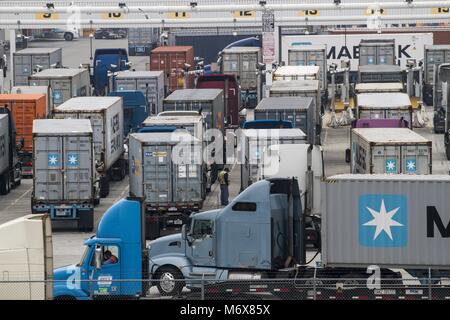 Peking, USA. 5 Dez, 2012. Lkw warten Container Terminal im Hafen von Los Angeles, Kalifornien, die Vereinigten Staaten zu betreten, in der Datei Foto am Dez. 5, 2012 übernommen. Mit den Vereinigten Staaten zurückziehen zu der Festung von Protektionismus und Nationalismus, Bedenken zu einem Handelskrieg steigen rund um den Globus. Credit: Zhao Hanrong/ZU GEHEN MIT Xinhua Schlagzeilen: Handelskrieg produziert keine Gewinner/Xinhua/Alamy leben Nachrichten Stockfoto