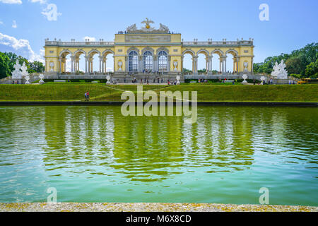 Wien, Österreich - 4 SEPTEMBER 2017; Aufbau einer Gloriette in Schönbrunn Grundstück bestehend aus langen Portikus, bei der die Zeile der Bögen und Umgebung bekannt Stockfoto