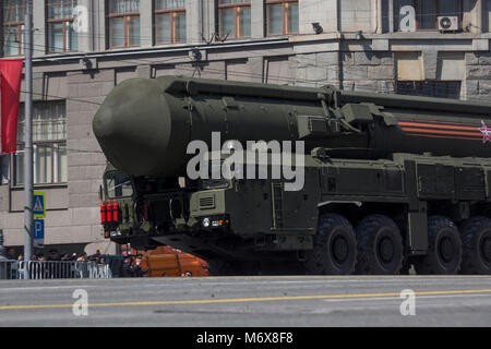 Ein YARS RS-24 Festtreibstoff inter-continental ballistic missile bewegt sich durch die Moskauer Tverskaya Straße während eines der 9. Mai Tag des Sieges Parade Stockfoto