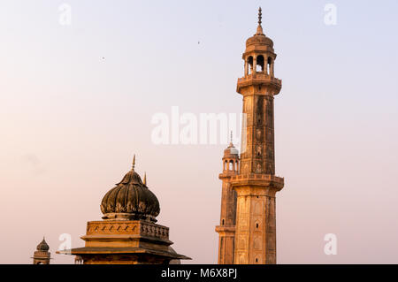 Schuss des gewölbten Dach- und turmspitzen oder minars der Asfi Moschee Schuß von der berühmten Dachterrasse von Bara imambara in Lucknow Uttar Pradesh Indien Stockfoto