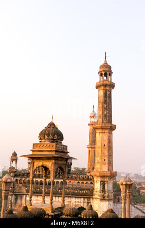 Vertikaler des gewölbten Dach- und turmspitzen oder minars der Asfi Moschee Schuß von der berühmten Dachterrasse von Bara imambara in Lucknow Uttar Pradesh Indien Stockfoto