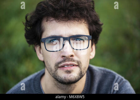 Jungen gutaussehenden Mann im Park posing Stockfoto