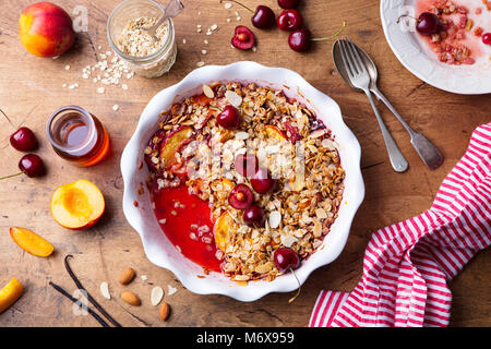 Pfirsich und Berry in einer Auflaufform bröckeln. Ansicht von oben Stockfoto