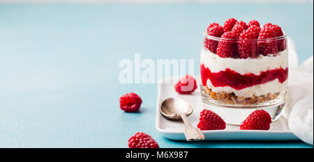 Himbeer Dessert, Käsekuchen, Maus in einem Glas Stockfoto