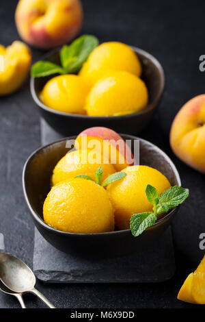 Mango, Pfirsich Eis, Tropical Fruit Sorbet Stockfoto