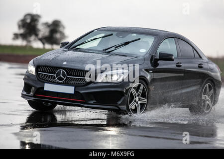 Sport Auto rutschen auf Wasser. Fahrertraining. Stockfoto