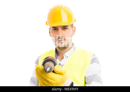 Attraktive junge Builder oder Konstruktor holding Bohrmaschine an der Kamera auf weißem studio Hintergrund suchen Stockfoto