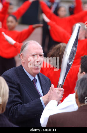 © ALPHA 047070 11 03 01 Sir Roger Bannister Hände über dem Commonwealth baton Sebastian Coe im Vorhof des Buckingham Palace, London. In einem spektakulären senden-weg, komplett mit Feuerwerk auf dem Dach des Buckingham Palace, Luftballons und mini Konzert Pop, die Königin übergab die Manchester Spiele hi-tech-Stab an Sir Roger, der erste Mann einer Meile unter vier Minuten zu laufen. Es war die Starbesetzung Start eines 58.000-Meile Relais um die Welt, durch 23 Länder des Commonwealth, und wieder zurück in das Vereinigte Königreich für den 25. Juli Eröffnung der Spiele, die in Manchester statt. Stockfoto