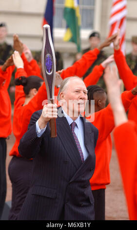 © ALPHA 047070 11 03 01 Sir Roger Bannister trägt die Commonwealth baton Commonwealth an Tag feiern auf dem Vorplatz des Buckingham Palace, London. In einem spektakulären senden-weg, komplett mit Feuerwerk auf dem Dach des Buckingham Palace, Luftballons und mini Konzert Pop, die Königin übergab die Manchester Spiele hi-tech-Stab an Sir Roger, der erste Mann einer Meile unter vier Minuten zu laufen. Es war die Starbesetzung Start eines 58.000-Meile Relais um die Welt, durch 23 Länder des Commonwealth, und wieder zurück in das Vereinigte Königreich für den 25. Juli Eröffnung der Spiele, die in Manchester statt. Stockfoto