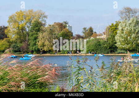 Boote auf dem Serpentine im frühen Herbst, Hyde Park, London Stockfoto