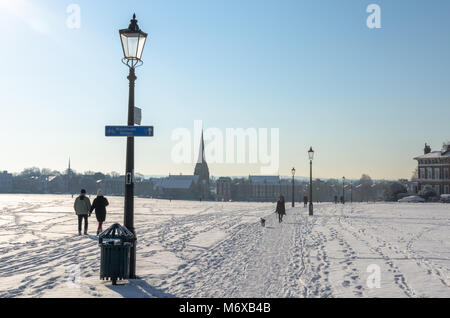 Menschen zu Fuß in der Blackheath Gemeinsame an einem verschneiten Tag in London, England Stockfoto