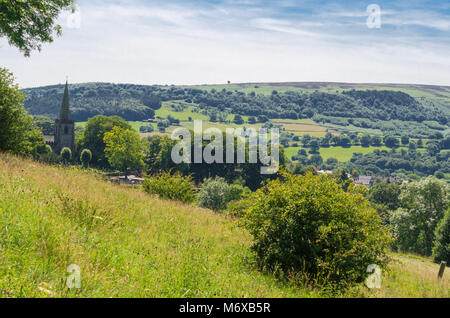 Sommer im Herzen der englischen Landschaft. Foto von Hope Valley in Hathersage, Peak District, Derbyshire. Stockfoto