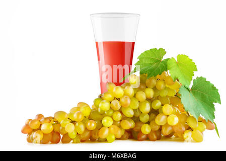 Traubensaft in Glas und Bündel reife Trauben auf weißem Hintergrund. Freistellungspfaden. Freier Platz für Text. Stockfoto