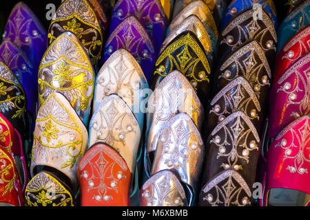 Auswahl der traditionelle bunte marokkanische Hausschuhe an einem Markt in das mittlere Souks von Marrakesch, Marokko Abschaltdruck Stockfoto