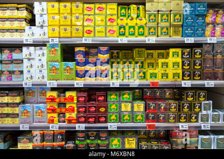 Auswahl an grünen Tees Schießpulver auf Regalen in einem Supermarkt, Fes, Marokko Stockfoto