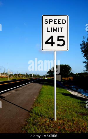 April 2014 - Highway singt auf einem neuen Abschnitt der Straße in Florida, in der Nähe von Davenport Stockfoto