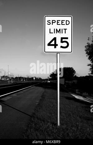 April 2014 - Highway singt auf einem neuen Abschnitt der Straße in Florida, in der Nähe von Davenport Stockfoto