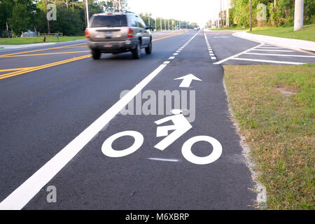 April 2016 - Neue IKE-Lane neben einem Highway in Florida gemalt, USA Stockfoto