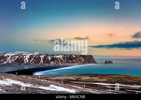 Strand Reynisfjara und Reynisdrangar Felsformation im Rahmen des Berges Reynisfjall in der Nähe des Dorfes Vik in Island Stockfoto