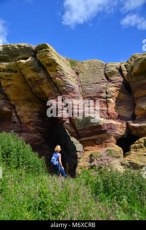 Die Höhlen von Caiplie - Die Buchten - auf der Route der Fife Spaziergang entlang der Küste in der Nähe von Cellardyke/Kilrenny in Fife, Schottland, Großbritannien. Stockfoto