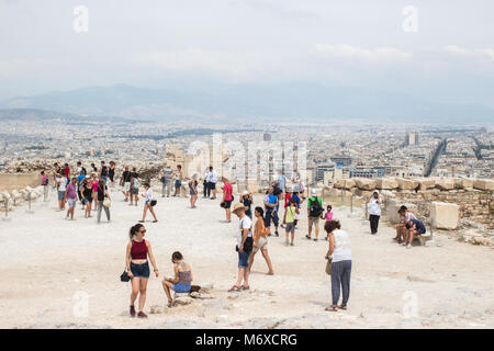 Touristen, die die Akropolis von Athen, Griechenland Stockfoto