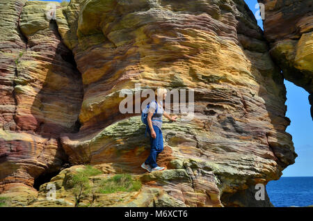 Die Höhlen von Caiplie - Die Buchten - auf der Route der Fife Spaziergang entlang der Küste in der Nähe von Cellardyke/Kilrenny in Fife, Schottland, Großbritannien. Stockfoto