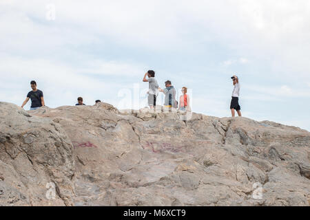 Touristen, die die Akropolis von Athen, Griechenland Stockfoto