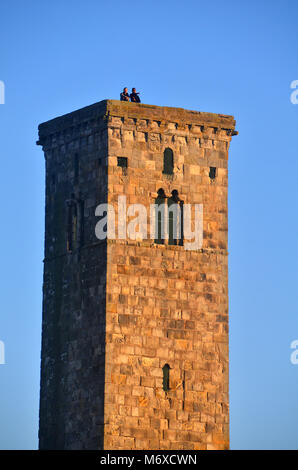 Ein paar Schaulustige Blick von oben St. Regeln Turm - Teil der Überreste von St. Andrews Kathedrale/Abtei in der Pfeife scoland Stockfoto