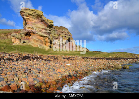 Die Höhlen von Caiplie - Die Buchten - auf der Route der Fife Spaziergang entlang der Küste in der Nähe von Cellardyke/Kilrenny in Fife, Schottland, Großbritannien. Stockfoto