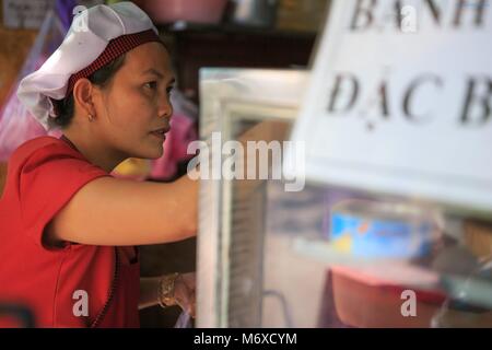 Eine vietnamesische Frau Vorbereiten der Nahrung im berühmten Restaurant Banh MI Phuong in Hoi An, Vietnam Stockfoto