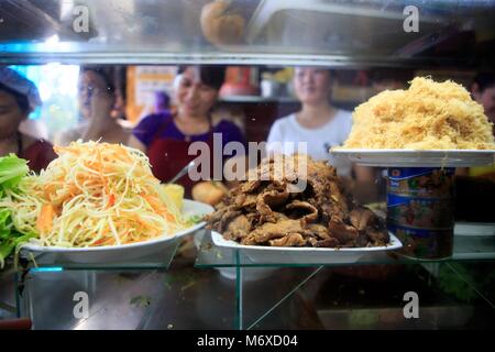 Banh MI Phuong Arbeitnehmer Zubereitung der traditionellen Speisen aus Zutaten, die in einem Glaskasten. Hoi An, Vietnam Stockfoto