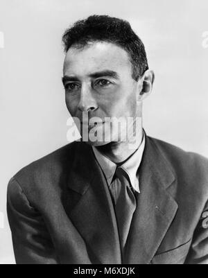 J. Robert Oppenheimer (1904 - 1967) war ein US-amerikanischer theoretischer Physiker und Teilnehmer in der Entwicklung des Manhattan Project der Atombombe im Zweiten Weltkrieg als Krieg Leiter des Los Alamos Labor in New Mexiko. Stockfoto