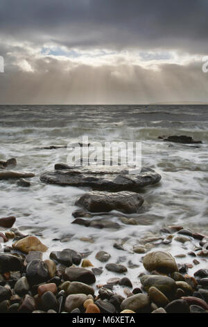 Eine Pause vom Sturm. Wellen in der Strand in Elgol auf der Insel Skye, Schottland. Stockfoto