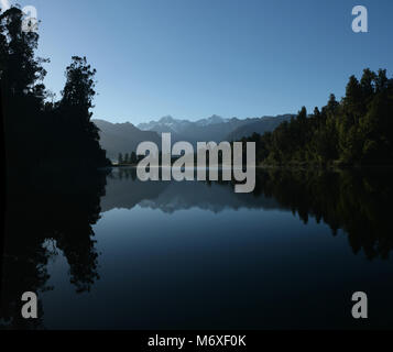 Mirror Lake, Lake Matheson, Neuseeland in der Nähe von Fox Gletscher, Natur hat genau die richtigen Zutaten wirklich verblüffenden Reflexionen zu erstellen. Stockfoto