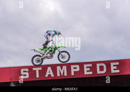 Mitglied des Global FMX professionelle Freestyle Motocross Team beginnt ein Stunt am 90. Williams Lake Stampede durchzuführen. Stockfoto