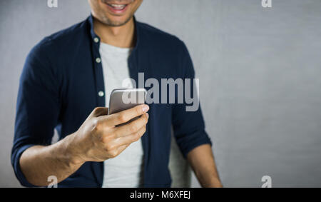 Mann mit Smart Phone und lächelnd Stockfoto