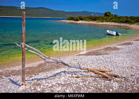 Idyllisch felsigen Strand Sakarun und kleinen Boot auf der Insel Dugi Otok, Archipel von Dalmatien, Kroatien Stockfoto