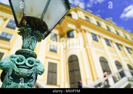 Wien, Österreich - 4 SEPTEMBER 2017; Barocke architektonische Detail des Schloss Schönbrunn, Hofburg, eine der wichtigsten Sehenswürdigkeiten in Wien, Österreich Stockfoto