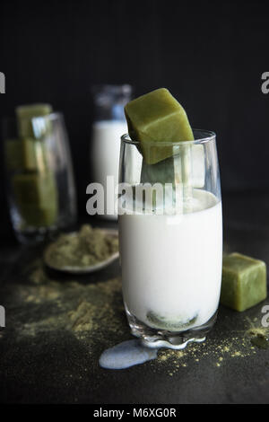 Iced Matcha Tee mit eingefrorenen grünen Tee, Würfel und Milch Stockfoto