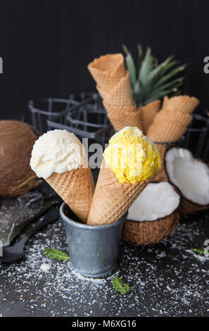 Kugeln Eis in der Waffel Kegel Stockfoto
