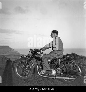 Vintage Foto von einem Mann, ein Triumph Motorrad in England in den 1930er Jahren. Stockfoto