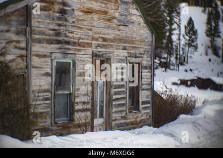 Ein verlassenes Gebäude aus Holz in der Geisterstadt Tower, östlich von Philipsburg, Montana. Stockfoto