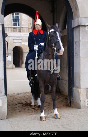 Eine montierte Soldat bewacht den Eingang zu Horse Guards Parade in Whitehall, London Am 17. März 2011. Stockfoto