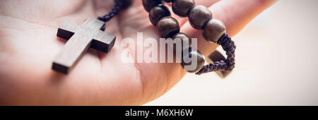 Hand mit Rosenkranz Stockfoto