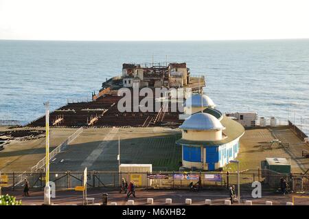 Die Victorian Pier am Hastings in East Sussex, England, am 1. Januar 2013. Durch einen Brand im Jahr 2010 zerstört, der Wiederaufbau der Pier begann im Jahr 2014. Stockfoto