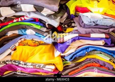 Unordentliche gefaltet bunten T-Shirts im Schrank stapeln Stockfoto