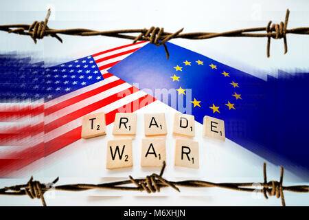 Buchstaben bilden die Worte Handel und Krieg vor die Flaggen der USA und der EU Stockfoto